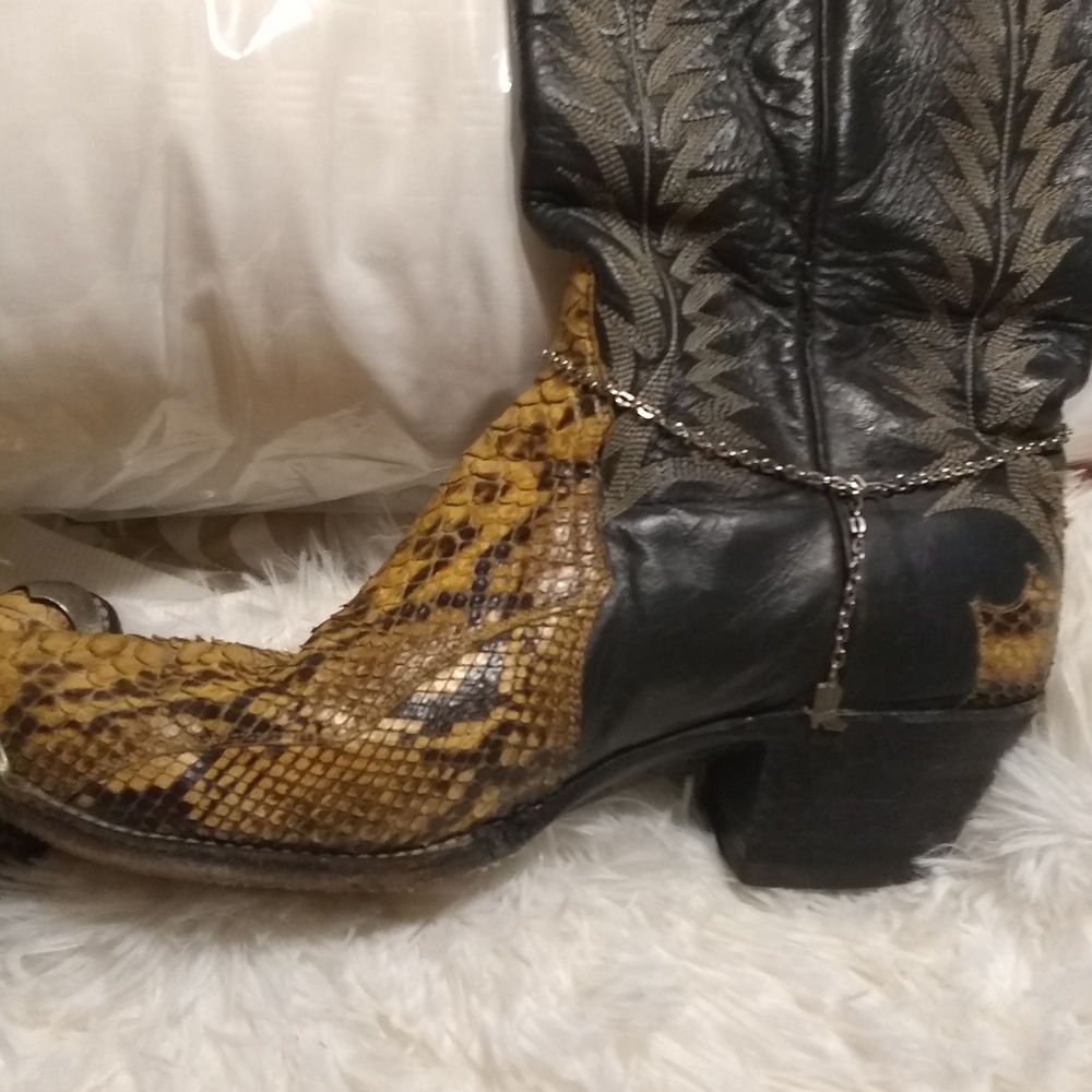 Boots - Picture 5 of 11